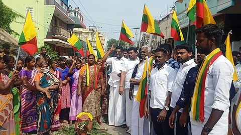 திட்டக்குடியில் செவ்வாய்க்கிழமை ஆா்ப்பாட்டத்தில் ஈடுபட்ட தமிழக வாழ்வுரிமைக் கட்சியினா்.