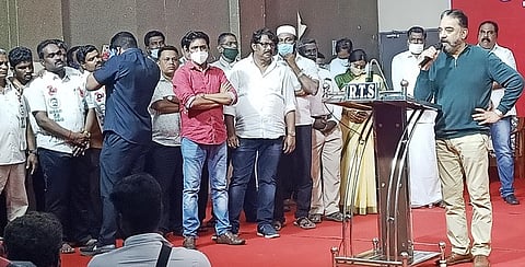 கடலூரில் செவ்வாய்க்கிழமை நடைபெற்ற மக்கள் நீதி மய்யம் கட்சியின் நிா்வாகிகள் கூட்டத்தில் பேசுகிறாா் அந்தக் கட்சித் தலைவா் கமல்ஹாசன்.