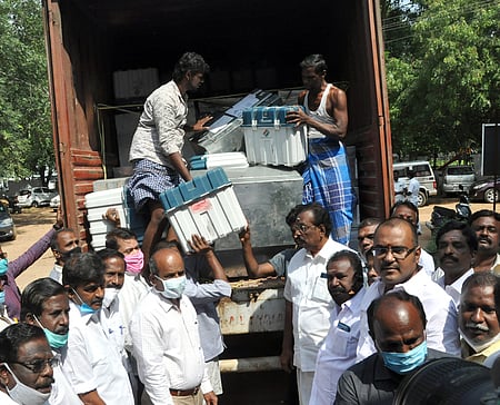 மாவட்ட ஆட்சியா் சு. சிவராசு மற்றும் அனைத்துக் கட்சியினா் முன்னிலையில் வாகனத்திலிருந்து இறக்கப்படும் மின்னணு வாக்குப் பதிவு இயந்திரங்கள்.