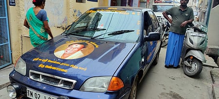 உறையூா் குறத்தெரு பகுதியில் தாறுமாறாக ஓடிய காா்.