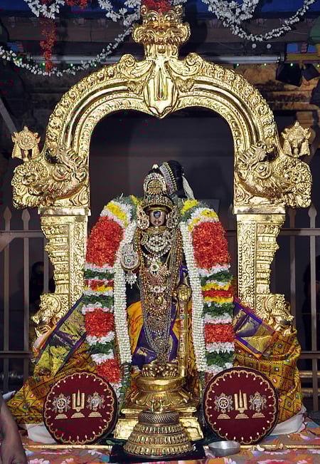 வைகுந்த ஏகாதசி பகல்பத்து 8-ஆம் நாளான செவ்வாய்க்கிழமை சவுரிக் கொண்டை அலங்காரத்தில் எழுந்தருளிய நம்பெருமாள்.