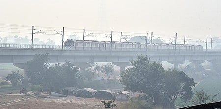 தில்லி நிஜாமுதீன் அருகே செவ்வாய்க்கிழமை நிலவிய அடா் மூடு பனி.