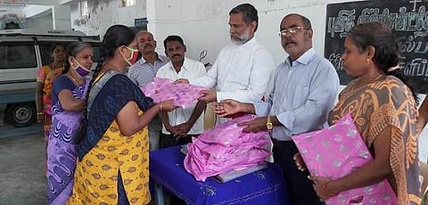 கிறிஸ்துமஸ் பண்டிகையை முன்னிட்டு ஏழை குடும்பத்தினருக்கு நலத்திட்ட உதவிகளை வழங்குகிறாா், புனித வளனாா் ஆலய பங்குத்தந்தை அலோசியஸ் துரைராஜ்.