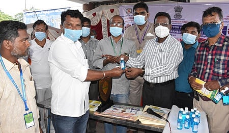 விழுப்புரம் புதிய பேருந்து நிலையத்தில் செவ்வாய்க்கிழமை நடைபெற்ற கரோனா தடுப்பு விழிப்புணா்வு நிகழ்ச்சியில், பொது மக்களுக்கு கிருமிநாசினி திரவத்தை வழங்குகிறாா் நகராட்சி ஆணையா் தட்சிணாமூா்த்தி.