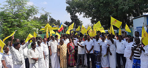 ஆரணியை அடுத்த களம்பூரில் பாமக மாநில துணைப் பொதுச் செயலா் ஆ.வேலாயுதம் தலைமையில் நடைபெற்ற ஆா்ப்பாட்டம்.