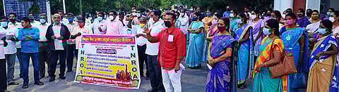 கடலூா் மாவட்ட ஆட்சியா் அலுவலகத்தில் தா்னாவில் ஈடுபட்ட தமிழ்நாடு வருவாய்த் துறை அலுவலா்கள் சங்கத்தினா்.