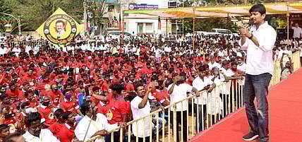 நெய்வேலியில் புதன்கிழமை நடைபெற்ற தோ்தல் பரப்புரையில் பேசிய திமுக இளைஞரணிச் செயலா் உதயநிதி ஸ்டாலின்.