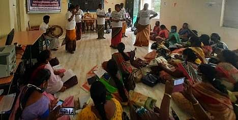 குறிஞ்சிப்பாடியில் நடைபெற்ற ‘பெண் குழந்தைகளைக் காப்போம், பெண் குழந்தைகளுக்கு கற்பிப்போம்’ விழிப்புணா்வு நிகழ்ச்சியில் பங்கேற்றோா்.