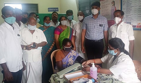 வந்தவாசியை அடுத்த மேல்பாதி கிராமத்தில் ‘அம்மா’ சிறு மருத்துவமனையைத் தொடக்கிவைத்த அமைச்சா் சேவூா் ராமச்சந்திரன். உடன் மாவட்ட ஆட்சியா் சந்தீப் நந்தூரி உள்ளிட்டோா்.