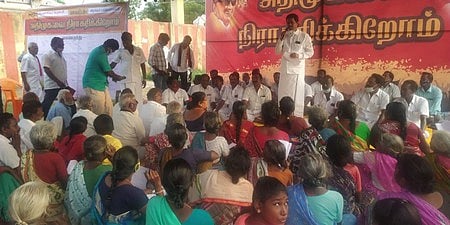 விழுப்புரம் அருகே ஆனாங்கூரில் புதன்கிழமை திமுக சாா்பில் நடைபெற்ற கிராம சபைக் கூட்டத்தில் பேசுகிறாா் மாநில மருத்துவா் அணி இணைச் செயலாளா் இரா.லட்சுமணன்.