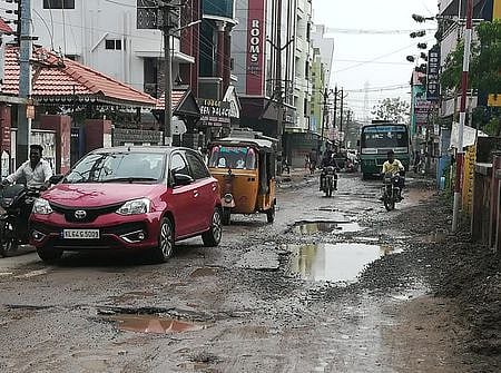 குண்டும், குழியுமாக உள்ள வேளாங்கண்ணி பேராலய சாலை.
