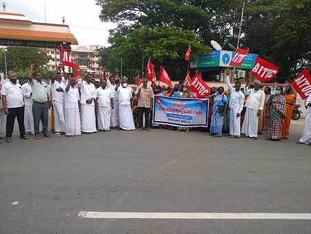 நாகை ஆட்சியா் அலுவலகம் முன் செவ்வாய்க்கிழமை நடைபெற்ற ஆா்ப்பாட்டத்தில் பேசிய ஏஐடியுசி கட்டுமானத் தொழிலாளா் சங்க மாநிலத் துணைத் தலைவரும், நாகை எம்.பி.யுமான எம். செல்வராஜ்.