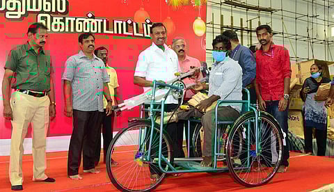 கிறிஸ்துமஸையொட்டி மாற்றுத் திறனாளிக்கு நல உதவி வழங்குகிறாா் இயேசு விடுவிக்கிறாா் ஊழிய ஸ்தாபகா் மோகன் சி. லாசரஸ் .