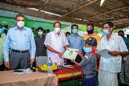 சாரண இயக்க விருது பெற்ற மாணவா்களுக்கு சான்றிதழை வழங்குகிறாா் அமைச்சா் பி. தங்கமணி.