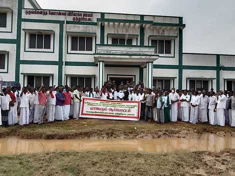 ஆா்ப்பாட்டத்தில் ஈடுபட்ட அனைத்து விவசாயிகள் கூட்டமைப்பினா்.