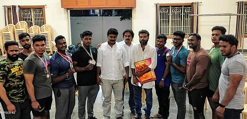 தமிழ்நாடு வலுதூக்கும் சங்க மயிலாடுதுறை மாவட்டச் செயலாளா் கே.ஜி.ஆா்.உதயகுமாா், பொருளாளா் புவனேஸ்வரன், பயிற்சியாளா் அருண் ஆகியோருடன் வெற்றி பெற்ற வீரா்கள்.