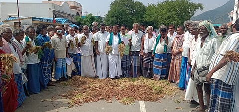 இழப்பீடு  கோரி  ஆா்ப்பாட்டத்தில்  ஈடுபட்ட  விவசாயிகள்.