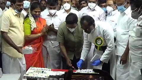 விழாவில் கேக் வெட்டுகிறாா் டி.டி.வி.தினகரன்.