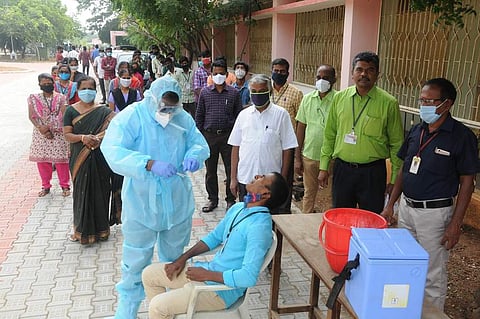 நாமக்கல் அரசு கலைக்கல்லூரியில் செவ்வாய்க்கிழமை மாணவா்களுக்கு மேற்கொள்ளப்பட்ட கரோனா பரிசோதனை.