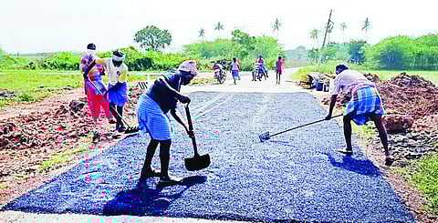 திருவள்ளூா் அருகே சீரமைக்கப்பட்ட சாலை சேதம்: ஒப்பந்ததாரருக்கு அபராதம் விதித்த ஆட்சியா்