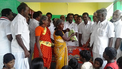 குடும்ப அட்டைதாரருக்கு ரேஷன் பொருள்களை வழங்குகிறாா் சி.செல்வ மோகன்தாஸ் பாண்டியன் எம்எல்ஏ.