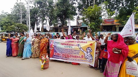 தென்காசியில் மாதா் சங்கத்தினா் ஆா்ப்பாட்டம்