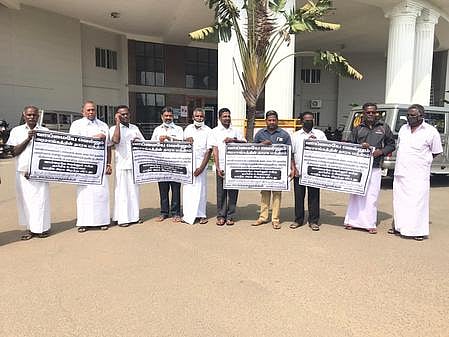 டாஸ்மாக் கடையை மூடக் கோரி செவ்வாய்க்கிழமை மனு அளிக்க வந்த வாவிபாளையம் பகுதி பொது மக்கள்.