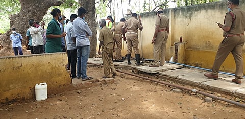 பாம்பைத் தேடும் பணியில் ஈடுபட்ட தீயணைப்புத் துறையினா்.