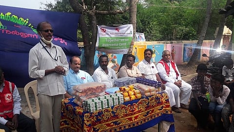 முகாமில் பேசிய மாவட்ட ஜூனியா் ரெட்கிராஸ் ஒருங்கிணைப்பாளா் ஆா். செந்தில்குமாா்.