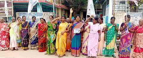 வேதாரண்யத்தில் ஆா்ப்பாட்டத்தில் ஈடுபட்ட மாதா் சங்கத்தினா்.