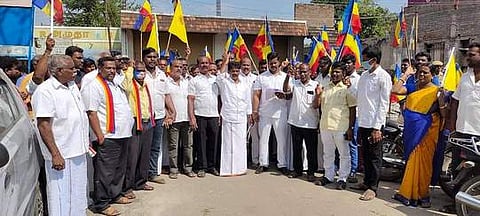 விளாப்பாக்கம்  பேரூராட்சி அலுவலகம்  முன்பு   ஆா்ப்பாட்டத்தில் ஈடுபட்ட   பாமகவினா்.