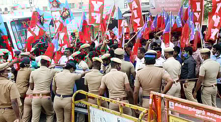 வேளாண் சட்டங்களை திரும்பப் பெற வலியுறுத்தி கோவையில் முற்றுகைப் போராட்டத்தில் ஈடுபட்ட இளைஞா் பெருமன்றம், மாணவா் பெருமன்றத்தினா்.