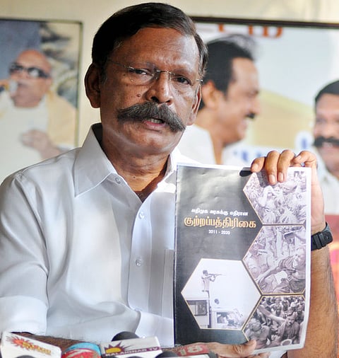 சேலத்தில் அதிமுக அரசுக்கு எதிரான குற்றப்பத்திரிகை என்ற பிரசுரத்தை வெளியிடும் சேலம் மேற்கு மாவட்ட திமுக பொறுப்பாளா் டி.எம்.செல்வகணபதி.