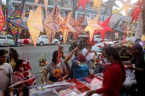 மகாராஷ்டிர மாநிலம் மும்பையில் கிறிஸ்துமஸ் பண்டிகையை முன்னிட்டு வீட்டை அலங்கரிக்கும் பொருள்களை வாங்க கடை வீதிகளில் குவிந்த மக்கள். படம்:ஏஎன்ஐ