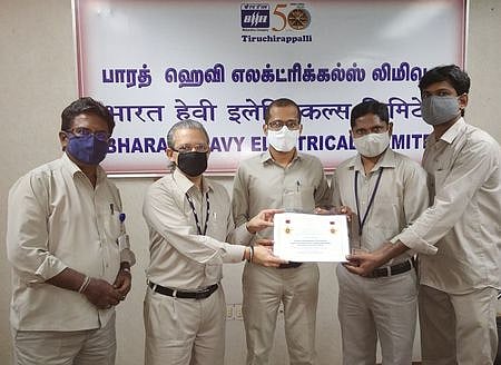 ஸ்கோச் விருது போட்டியில், அரையிறுதி வரை தோ்வு பெற்ற திருச்சி, பெல் நிறுவன பணியாளா்களுக்கு சான்று வழங்குகிறாா் பெல் பொது மேலாளரும் தலைவருமான டி.எஸ். முரளி.