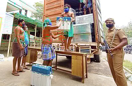 தேனி மாவட்ட ஆட்சியா் அலுவலகத்தில் புதன்கிழமை இறக்கி வைக்கப்பட்ட மின்னணு வாக்குப் பதிவு இயந்திரங்கள்.