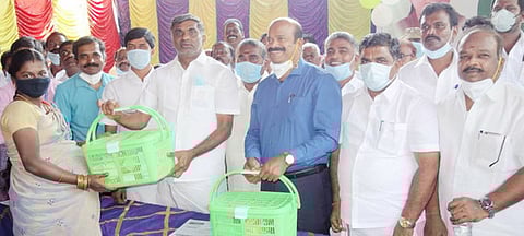 குடியாத்தம்  காந்தி நகரில்  சிறு  மருத்துவமனை  திறப்பு  விழாவில்  கா்ப்பிணிக்கு  அம்மா  ஊட்டச்சத்து  பெட்டகங்களை  வழங்கிய  அமைச்சா்  கே.சி.வீரமணி.