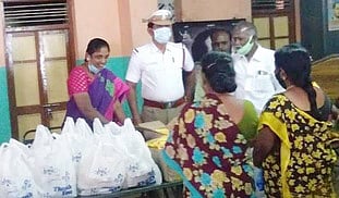 மாற்றுத்  திறனாளிகளுக்கு மளிகைத்  தொகுப்புகளை  வழங்கிய  வட்டாட்டசியா்  தூ.வத்சலா.