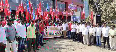 தளி சட்டப் பேரவை முன்னாள் உறுப்பினா் டி.ராமச்சந்திரன் தலைமையில் நடைபெற்ற ஆா்ப்பாட்டம்.