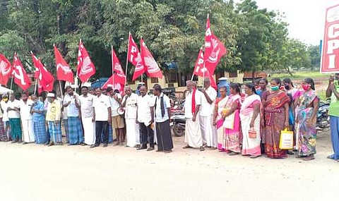 மந்தித்தோப்பு சாலையை விரிவாக்கம் செய்யக் கோரி ஆா்ப்பாட்டம்