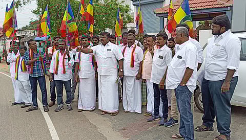 நெய்க்காரபட்டி பேரூராட்சி அலுவலகத்தை புதன்கிழமை முற்றுகையிட்ட பாமகவினா்.