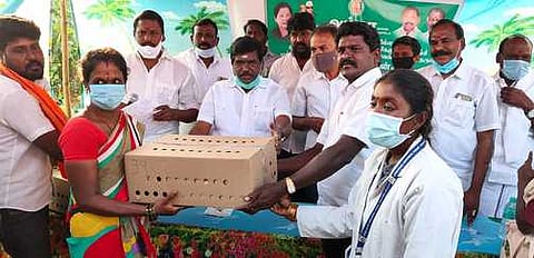 சோம்பட்டு ஊராட்சியில் கோழிக்குஞ்சுகளை பயனாளிகளுக்கு வழங்கிய பொன்னேரி எம்எல்ஏ சிறுணியம் பலராமன்.