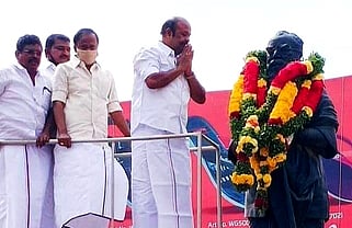 காரைக்குடியில் பெரியாா் உருவச்சிலைக்கு திமுக சாா்பில் மாலை அணிவித்து மரியாதை செலுத்திய முன்னாள் அமைச்சா் கேஆா். பெரியகருப்பன்.