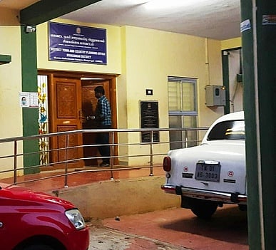 சிவகங்கையில் லஞ்ச ஒழிப்பு போலீஸாா் வியாழக்கிழமை மாலை சோதனை நடத்திய மாவட்ட நகா் ஊரமைப்பு அலுவலகம்.