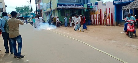 தமிழக அரசு ஜல்லிக்கட்டு நடத்த அனுமதி வழங்கியுள்ளதை அடுத்து அலங்காநல்லூரில் புதன்கிழமை பட்டாசு வெடித்துக் கொண்டாடும் பொதுமக்கள்.