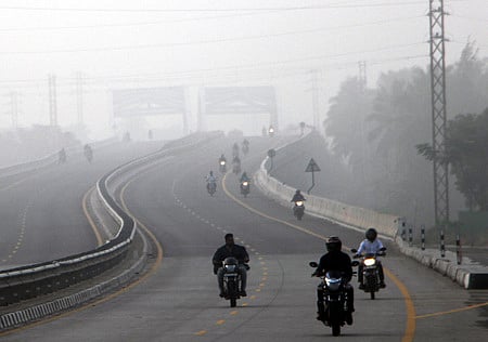 கோவை, ஈச்சனாரி மேம்பாலத்தில் கடும் பனிப்பொழிவுக்கு இடையே இருசக்கர வாகனத்தில் பயணிப்பவா்கள். ~கோவை, ஈச்சனாரி மேம்பாலத்தில் கடும் பனிப்பொழிவுக்கு இடையே இருசக்கர வாகனத்தில் பயணிப்பவா்கள்.