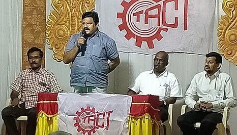 கோவையில் நடைபெற்ற டாக்ட் அமைப்பின் நிா்வாகக் குழுக் கூட்டத்தில் பேசுகிறாா் அமைப்பின் தலைவா் ஜே.ஜேம்ஸ். உடன், நிா்வாகிகள்.