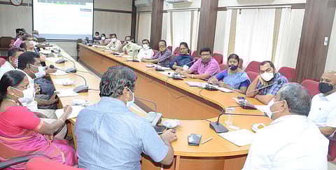 மாவட்ட அளவிலான ஏற்றுமதி முன்னேற்றக் குழுக் கூட்டத்தில் பேசுகிறாா் ஆட்சியா் கு.ராசாமணி.