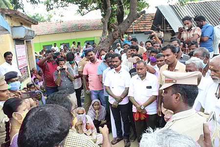 மதுரை மாவட்டம் திருவாலவாய நல்லூரில் வியாழக்கிழமை போராட்டத்தில் ஈடுபட்டவா்களிடம் பேச்சுவாா்த்தை நடத்தும் அதிகாரிகள்.