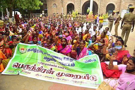 மதுரை மாவட்ட ஆட்சியா் அலுவலக வளாகத்தில் புதன்கிழமை போராட்டத்தில் ஈடுபட்ட சத்துணவு ஊழியா் சங்கத்தினா்.